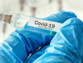 Rząd zabiera się za szczepienie Polaków na COVID-19. Ekspert punktuje propozycje ministrów