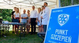 Koronawirus w Polsce. Rząd ugiął się pod naciskiem antyszczepionkowców, łagodzi ustawę