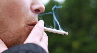 Polacy palą legalne papierosy. To znak, że akcyzę można podnieść 