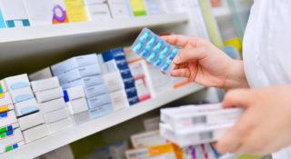 W Polaków uderzą drastyczne podwyżki cen leków. Wyjaśnienia producentów są żenujące