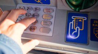 Polacy rzucili się do bankomatów. Policzyłem, ile wypłacili pieniędzy od wybuchu wojny w Ukrainie