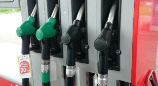 Ceny paliw w hurcie ostro zjechały. Po ile zatankują kierowcy na stacjach?