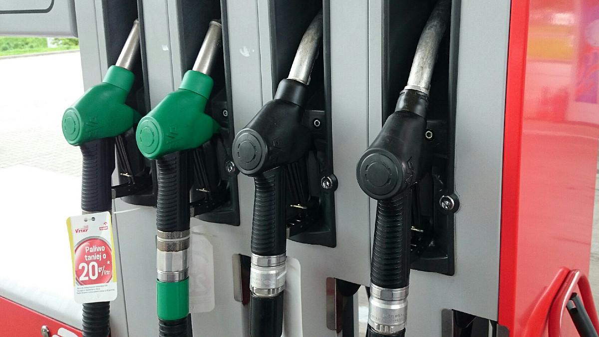 Ceny paliw w hurcie ostro zjechały. Po ile zatankują kierowcy na stacjach?