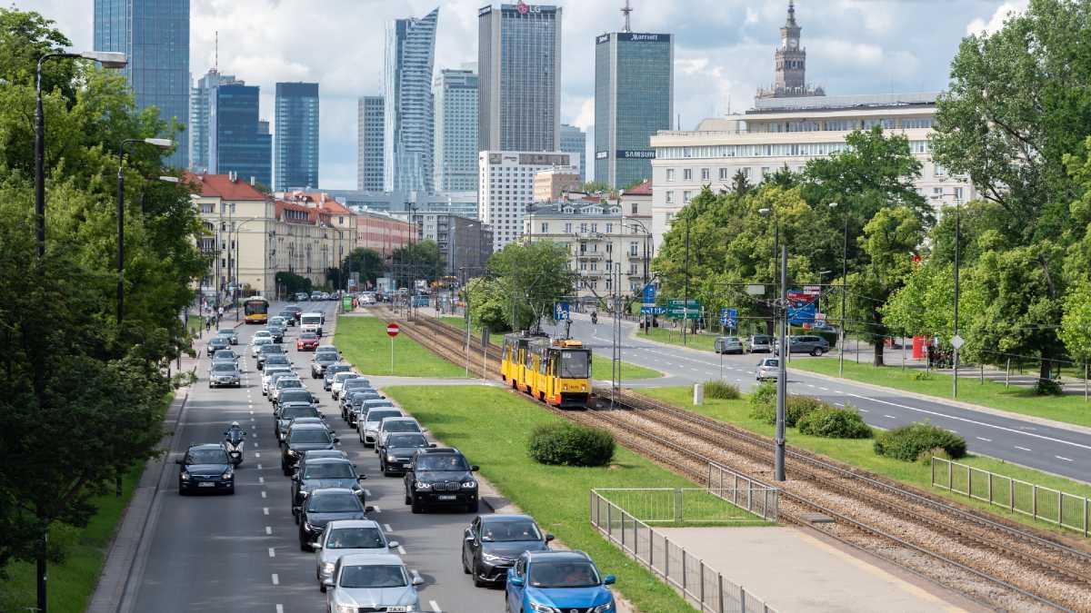 Strefy Czystego Transportu. Warszawa pogoni stare auta