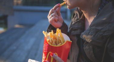 Polacy częściej żywią się w fast foodach. Branża notuje dobre wyniki
