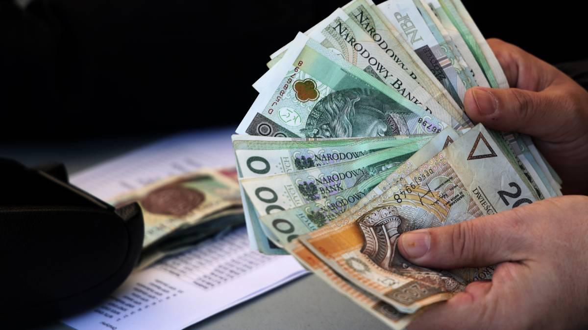 MFW straszy Polskę. Pensje minimalne rosną za szybko 