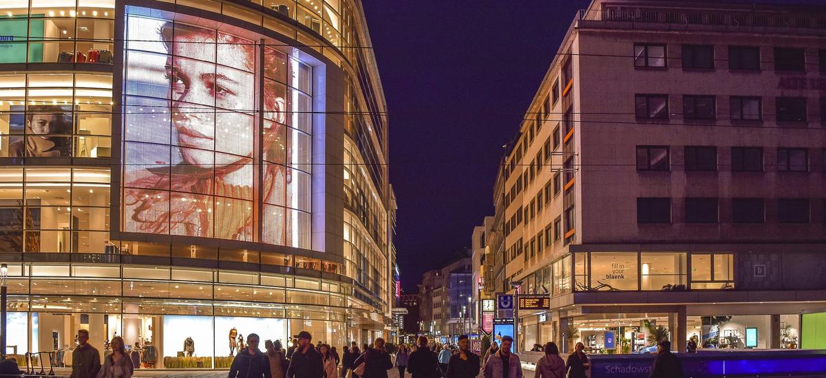 Reklamodawcy dyskryminują miasta powiatowe. To duży błąd