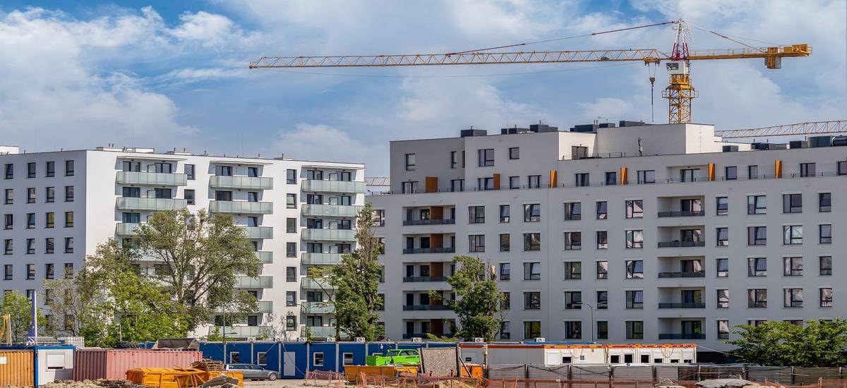 Budownictwo ruszyło z kopyta. Ale na rynek trafiło mniej mieszkań