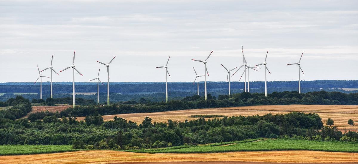 Miliony na energię z wiatru i ziemi. Sprawdziliśmy, kto może uszczknąć z tego tortu