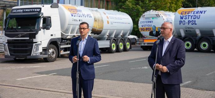 Cysterny wstydu na polskich ulicach. Do kampanii wyborczej zaprzęgnięto ciężarówki na codzień rozwożące paliwo