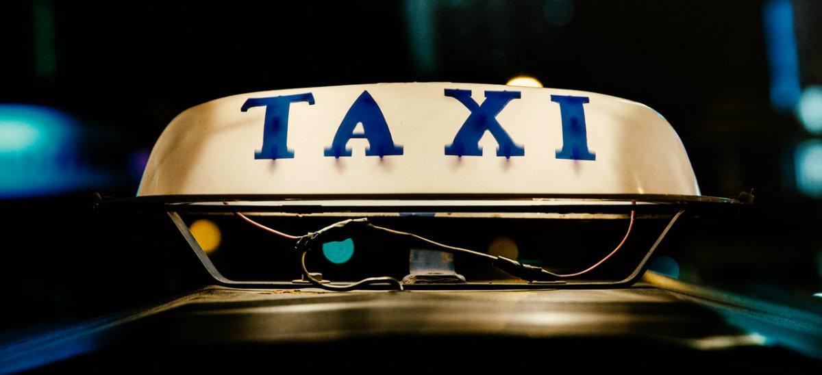 Rząd nakazał kierowcom przechrzcić się na taksówkarzy, ale nikt nie wie jak