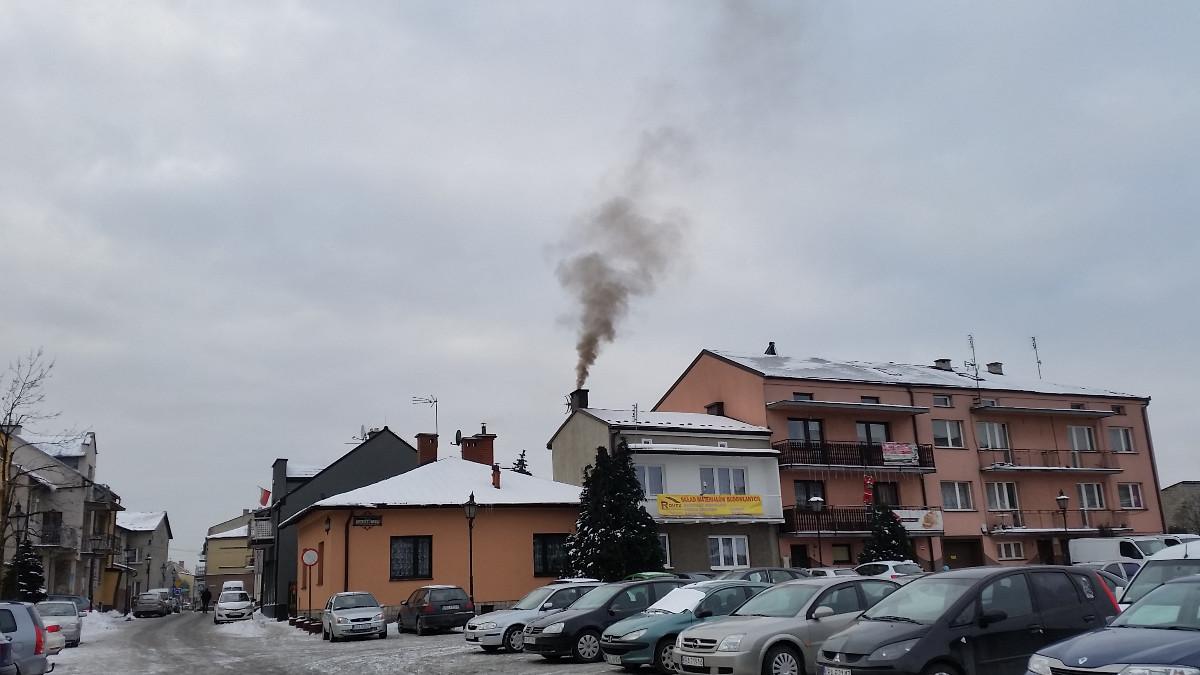 Smog w Polsce. Zakaz palenia w Krakowie działa, inne miasta pod coraz większą presją
