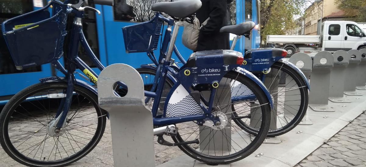 Hulajngogi elektryczne. Kraków traci rowery miejskie przez ekspansję elektrycznych hulajnóg