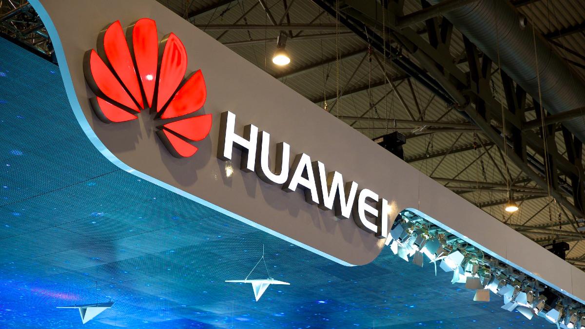 Ban ha Huawei. Chińczycy sprzedają mniej telefonów, ale wciąż wygrywają w 5G