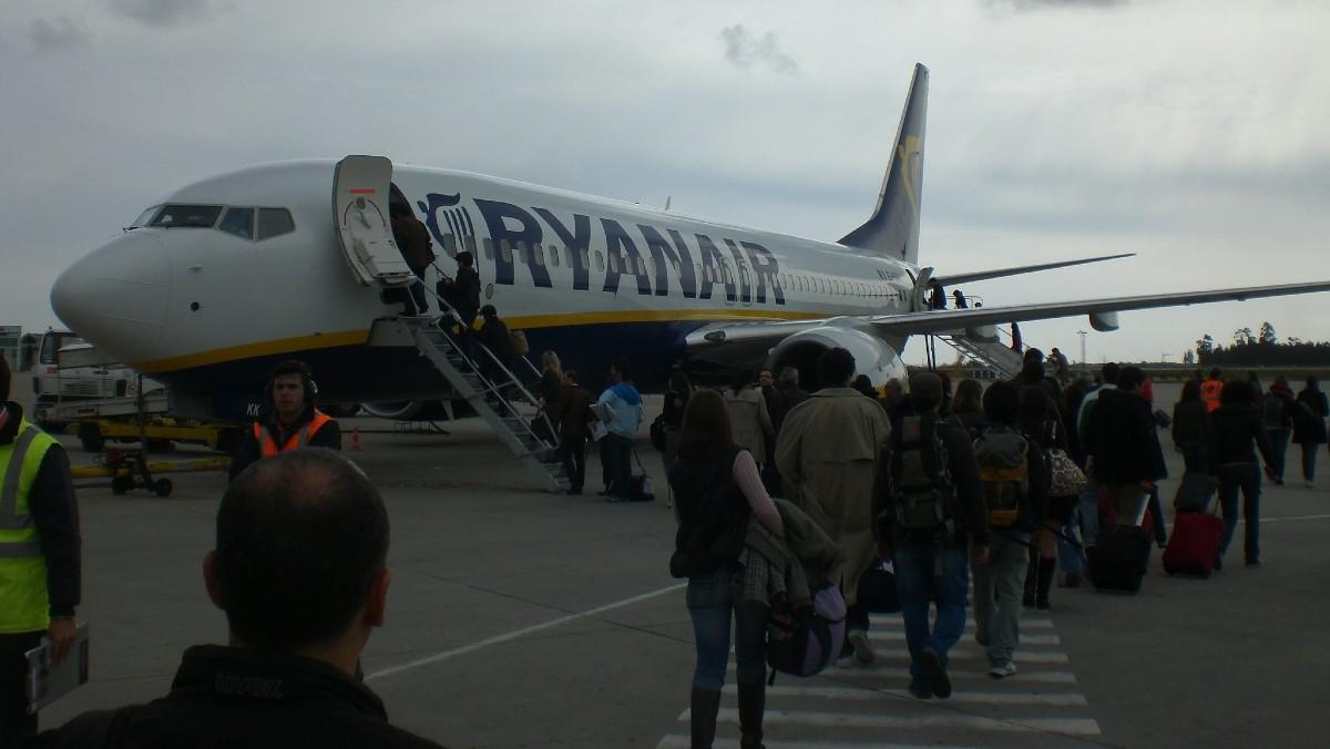 Rząd chce obniżki cen biletów PKP. Rychło w czas, bo Polacy poczuli już miętę do Ryanaira