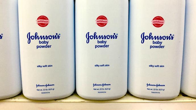 Rakotwórczość pudru dla dzieci. Johnson & Johnson ugina się pod presją i wycofuje Johnson’s Baby Powder z rynku