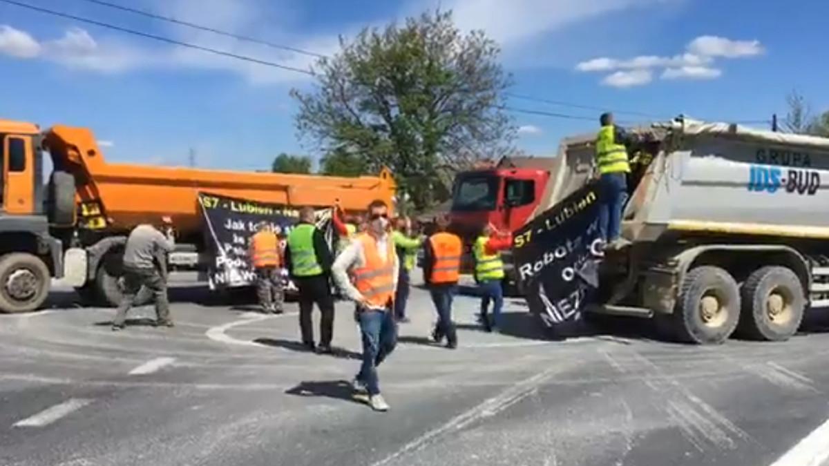 Blokada Zakopianki. Ciężki sprzęt zatatasował drogę, to protest firm, którym nie zapłacono za prace budowlane