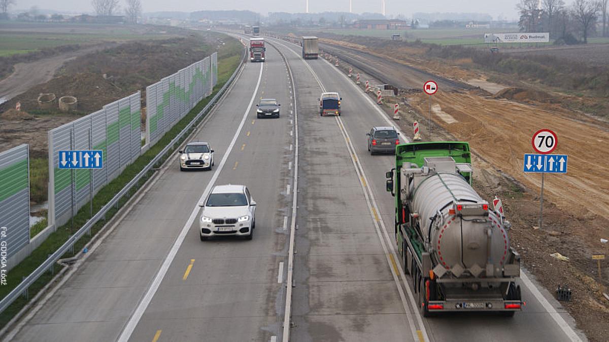 Budowa autostrady A1. Ruch puszczono dwoma pasami w obu kierunkach