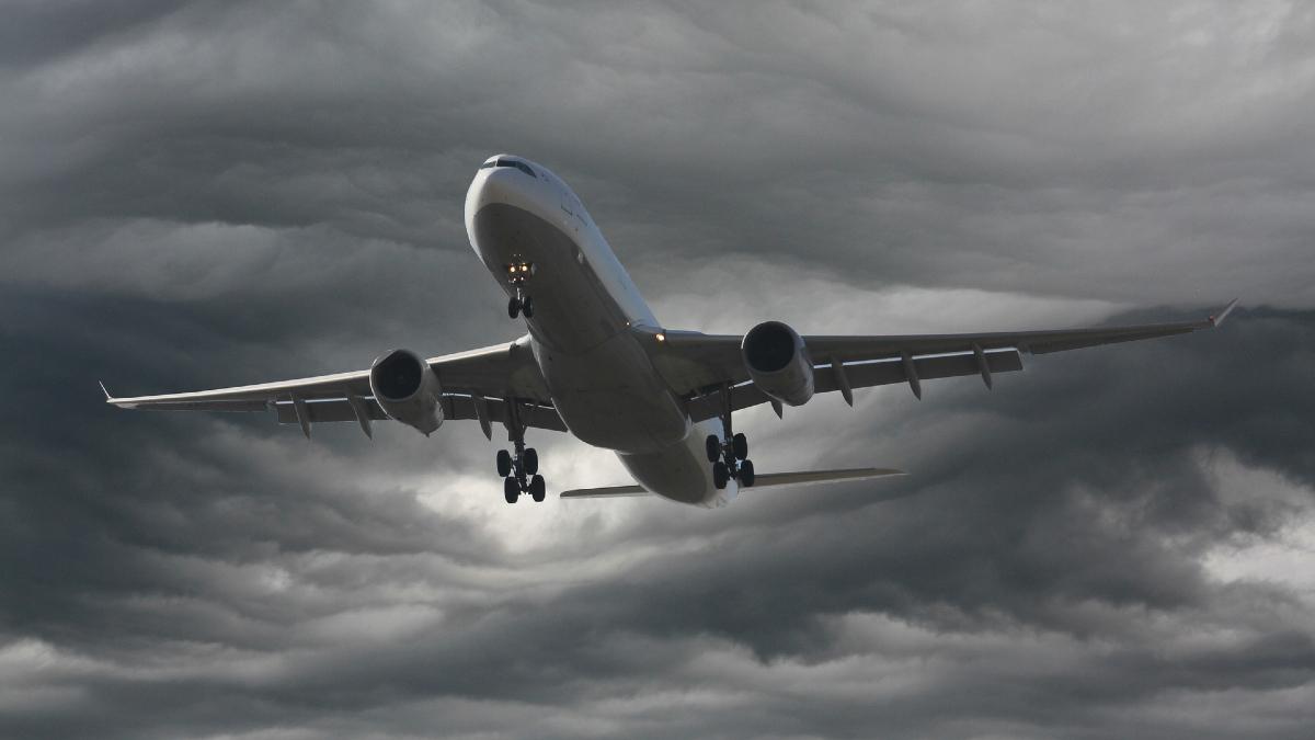5G sparaliżuje lotniska – panikują linie lotnicze i straszą podniebną apokalipsą