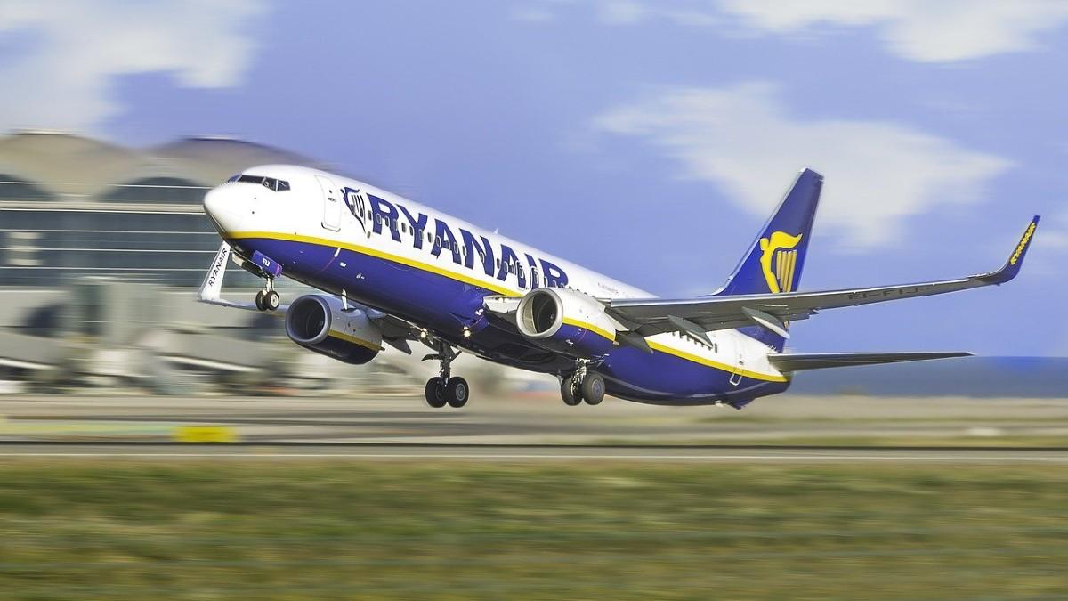 Ryanair podniósł ceny i teraz liczy rekordowe zyski. Tylko raz w historii powodziło mu się tak dobrze