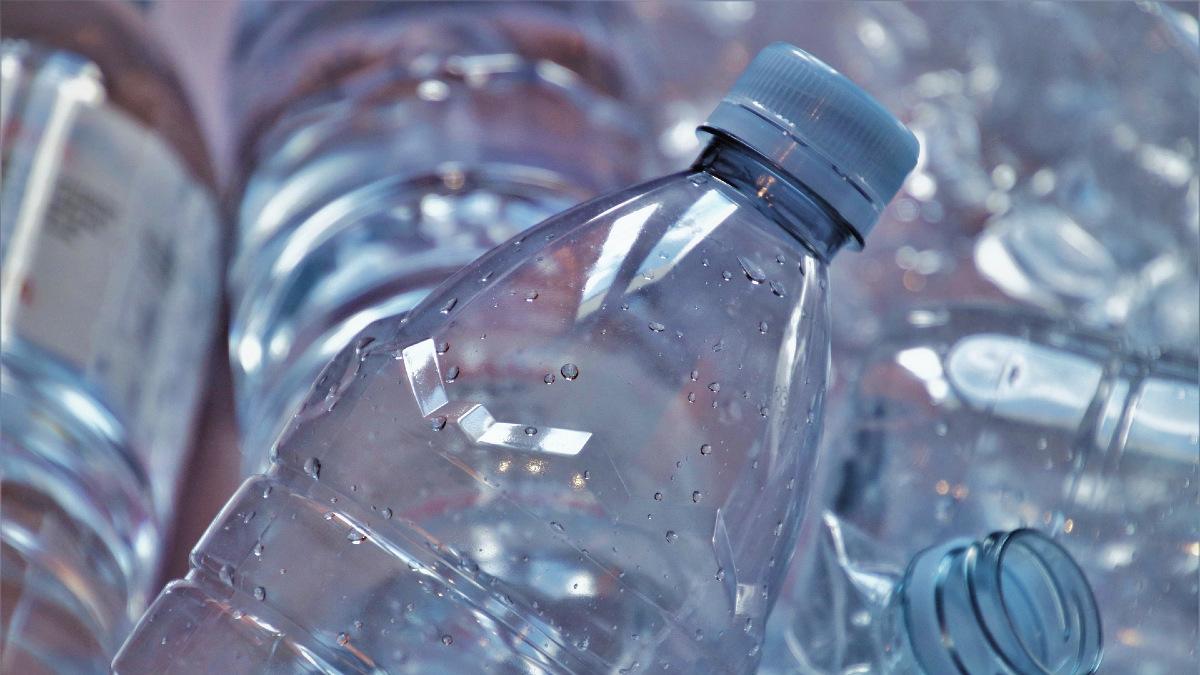 Uwaga, szkodliwy plastik w butelkach z wodą! Alarmujące dane