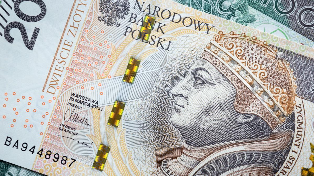 Rosyjski rubel na dnie, ale złoty oberwał potwornie. Jutro interwencja NBP na rynku walutowym?