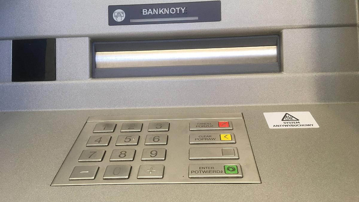 100 zł już nie wypłacisz z bankomatu za darmo. Bank chce wkurzyć klientów?