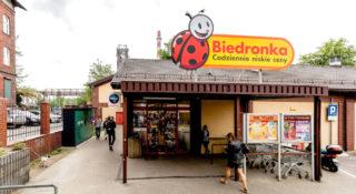 Praktykant w sklepie zarobi w wakacje więcej niż miliony dorosłych Polaków. Tak płacą Biedronka, Lidl i Aldi