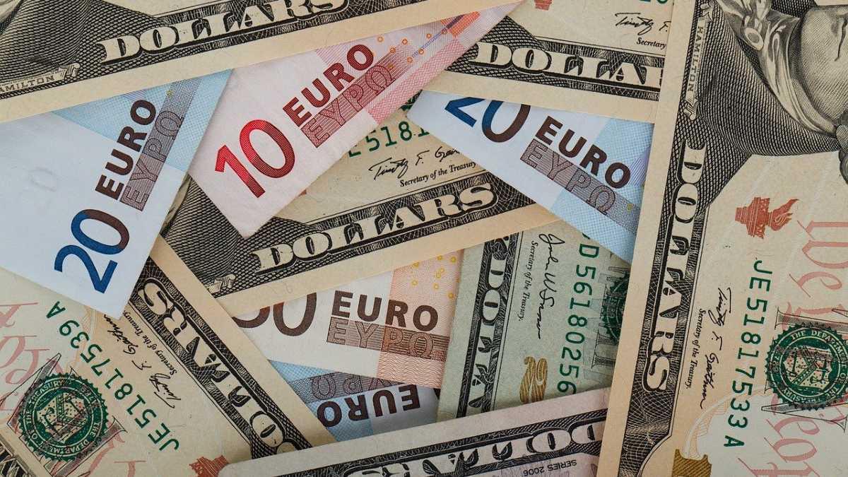 Dolar niemal zrównał się do euro. 20 lat nie widziano takich notowań
