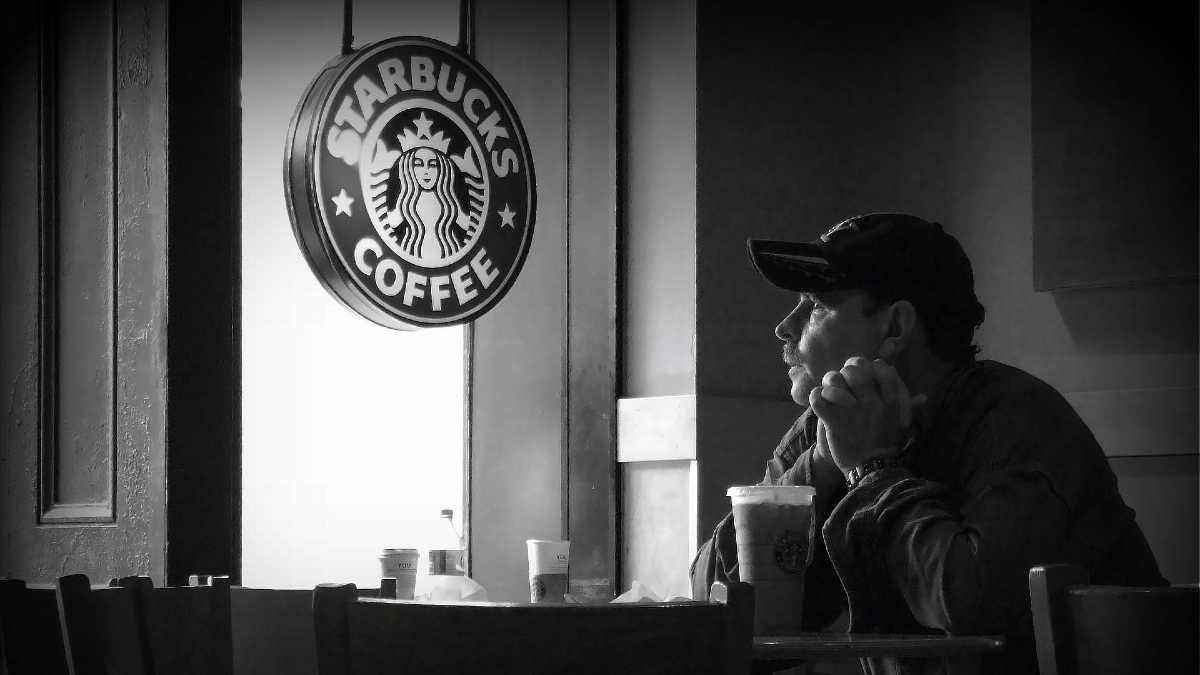 Starbucks zamyka kawiarnie. Powodem zagrożenie bezpieczeństwa w lokalach