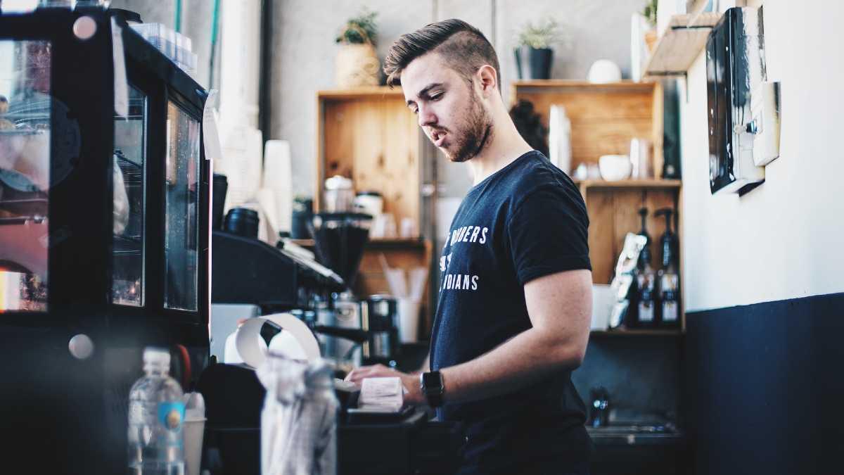 Green Caffe Nero otwiera lokal-wyspę w Warszawie. Klienci będą mieli relaks przy książce