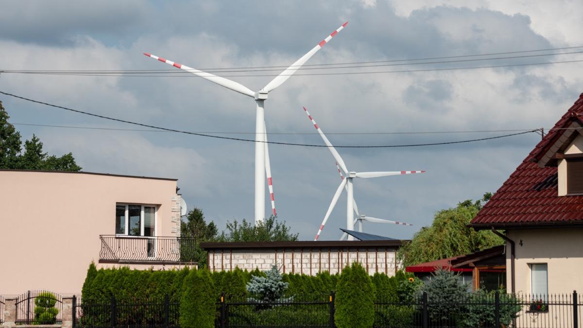 wiatraki-farmy-wiatrowe-transformacja-energetyczna